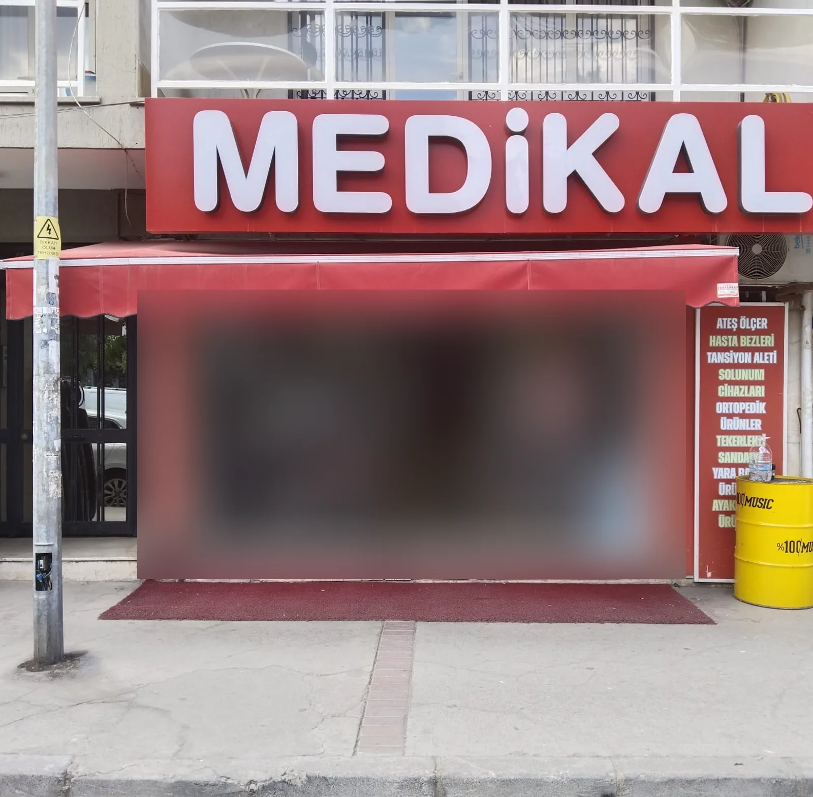 Mahremiyet için cam yüzeyleri gizlenmiş Nuray Medikal mağaza cephesi