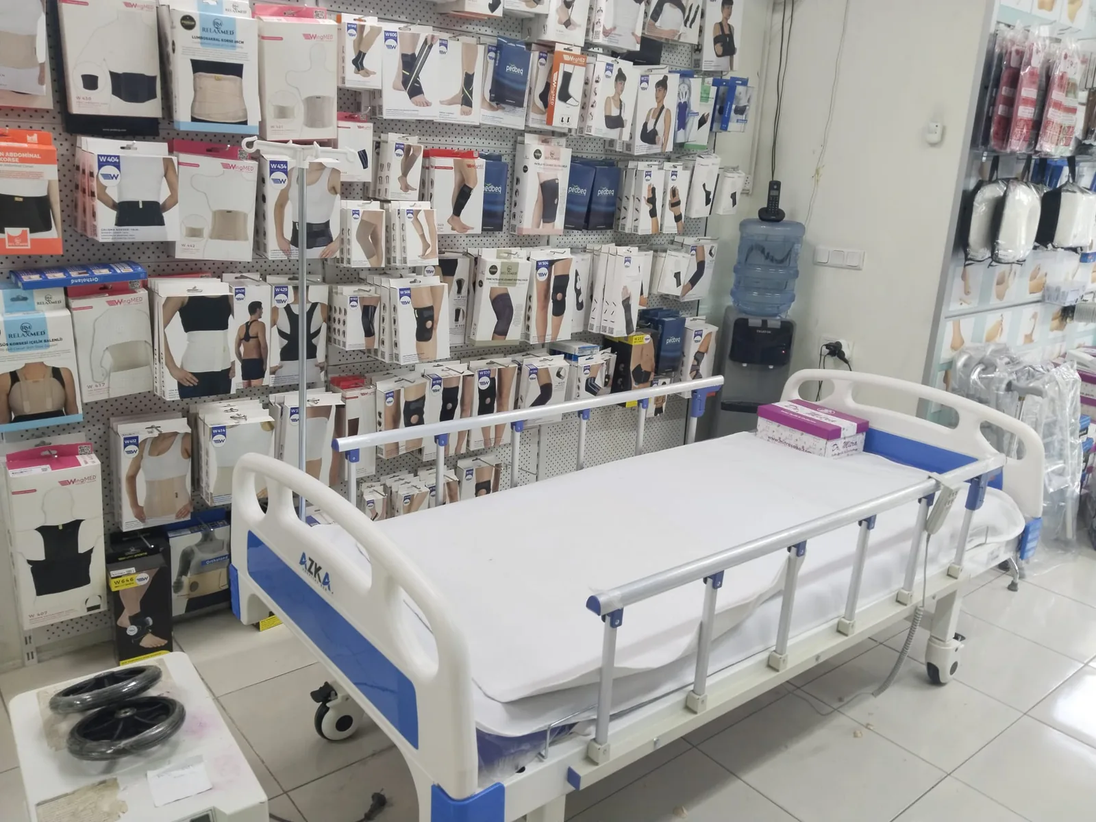 Nuray Medikal mağazasında hasta yatağı ve ortopedik destek ürünlerinin bulunduğu iç bölüm